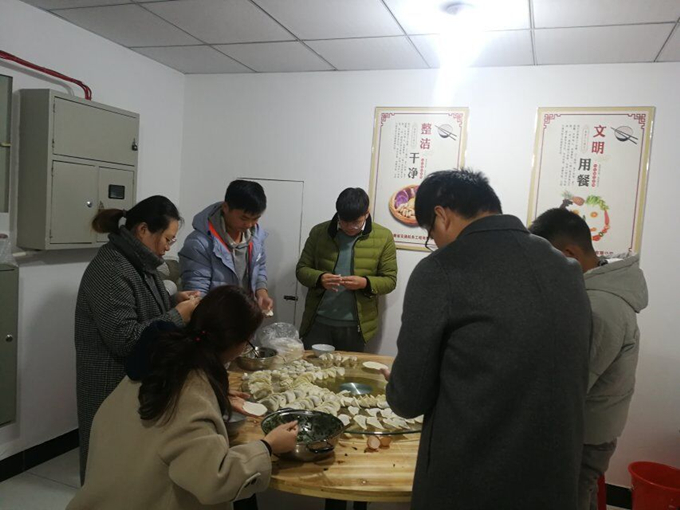 冬至陽生春又來，溫暖感恩促情誼——廣德路項目部舉辦包餃子活動